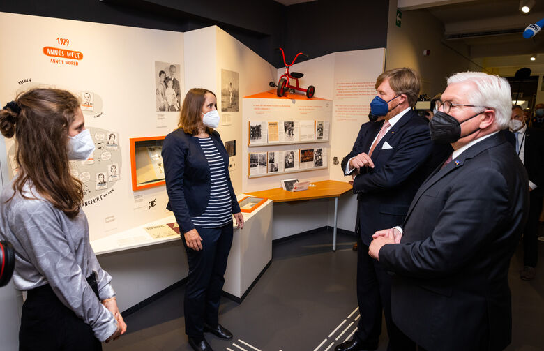 Willem-Alexander, König der Niederlande, und Bundespräsident Frank-Walter Steinmeier sprechen mit Veronika Nahm, Direktorin des Anne Frank Zentrums, und Antonia Debus, Peer Guide in der Berliner Ausstellung