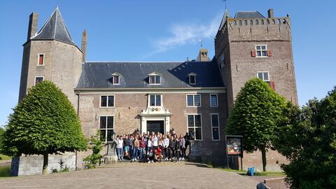 Bild der Gruppe der Gedenkfahrt nach Amsterdam, Amersfoort und Herzogenbusch vor einem Gebäude