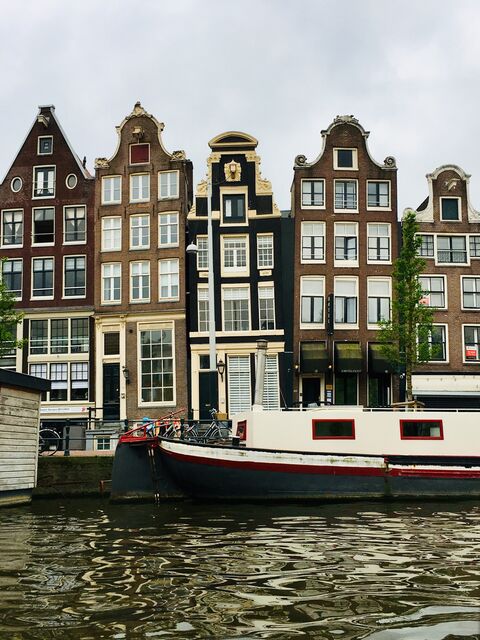 Ansicht einer Häuserreihe von einer Gracht in Amsterdam